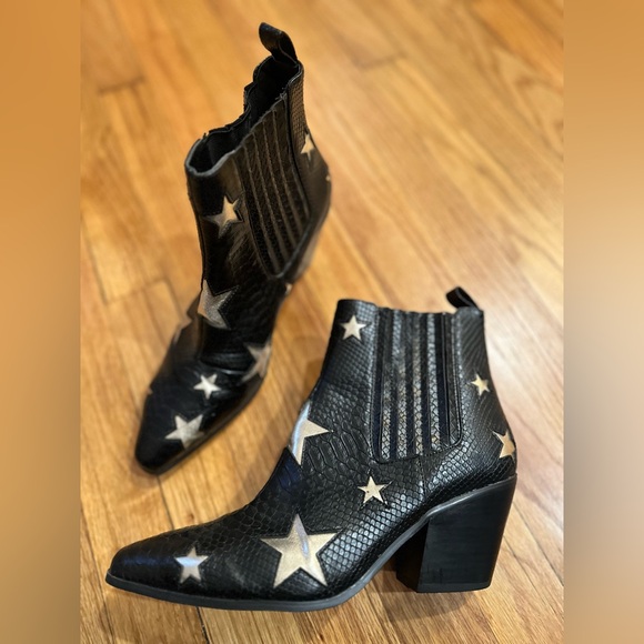 Betsey Johnson Izak Metallic Star Snake Embossed Western Ankle Boots size 7.5 - Picture 4 of 7